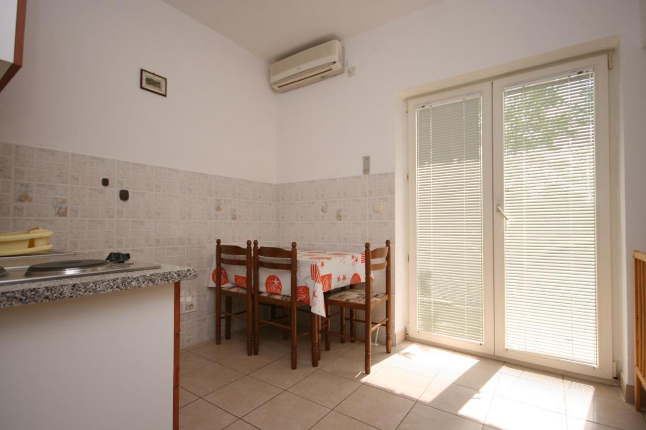 Apartments And Rooms With Parking Space Mandre, Pag - 6309 Kolan Exterior foto